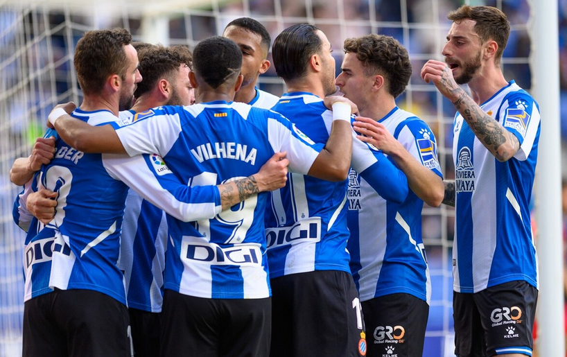  梅斯德比战万人空巷激情四射  